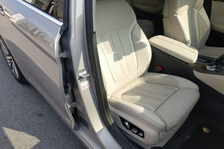 Used BMW 5 Series New Energy 2018 530Le Luxury Package Right Front Seat