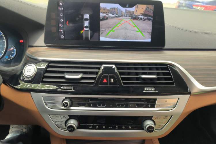 Used BMW 5 Series New Energy 2018 530Le Luxury Package Audio And AC Panel