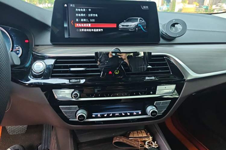 Used BMW 5 Series New Energy 2018 530Le Luxury Package Audio And AC Panel