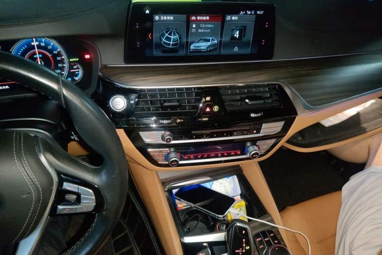 Used BMW 5 Series New Energy 2018 530Le Luxury Package Audio And AC Panel