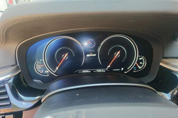 Used BMW 5 Series New Energy 2018 530Le Luxury Package Odometer Close Up
