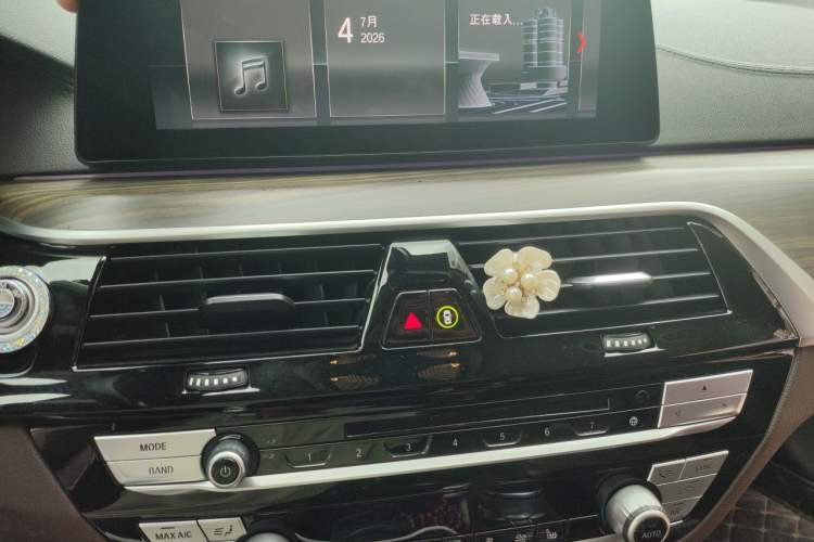 Used BMW 5 Series New Energy 2019 Updated Version 530Le Luxury Package Audio And AC Panel