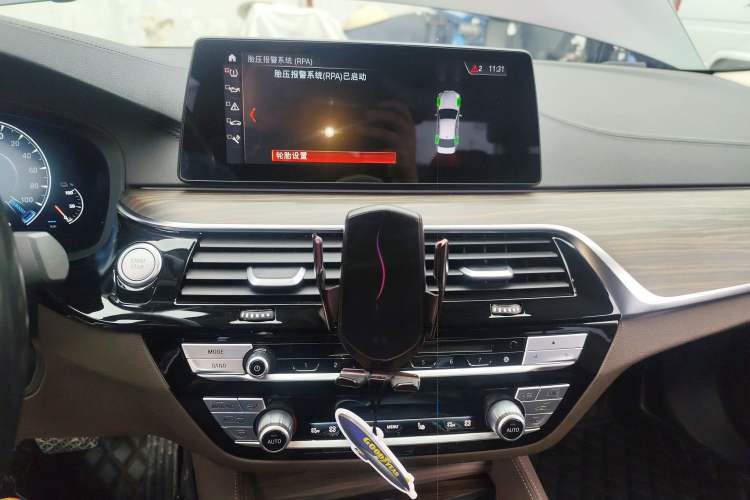 Used BMW 5 Series New Energy 2019 530Le Luxury Package Audio And AC Panel