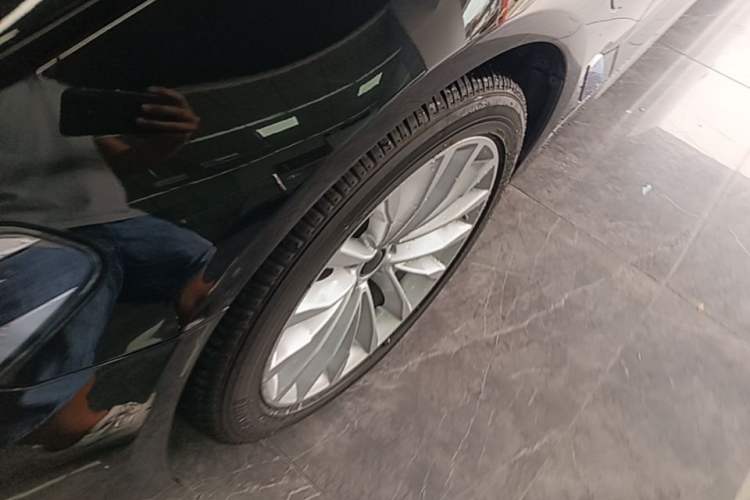 Used BMW 5 Series New Energy 2019 Updated Version 530Le Luxury Package Left Front Wheel Hub