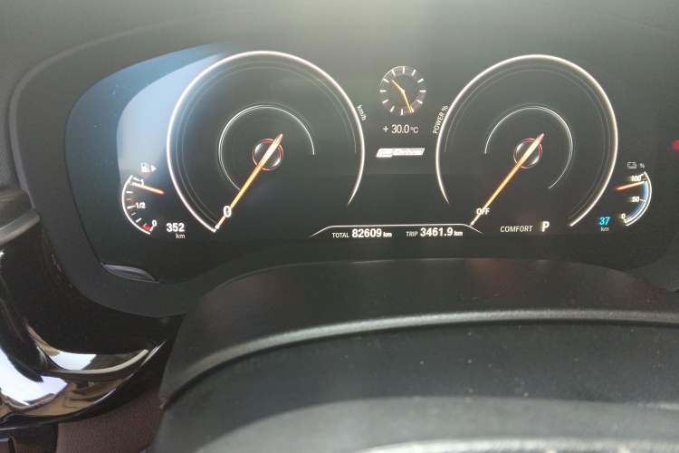 Used BMW 5 Series New Energy 2019 530Le Luxury Package Odometer Close Up