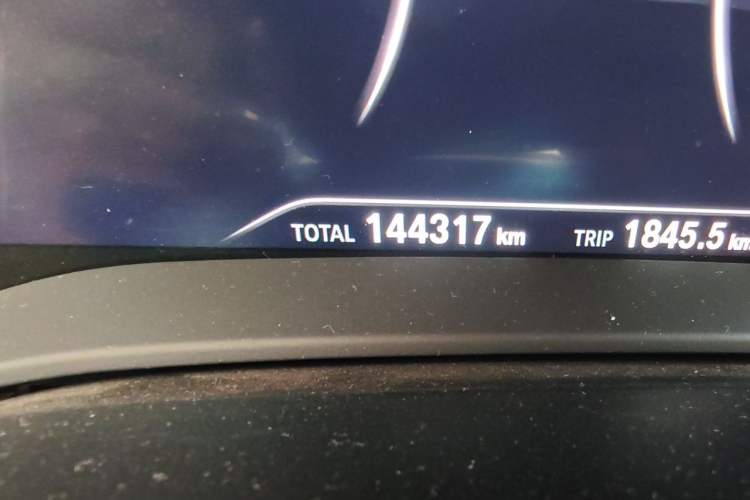 Used BMW 5 Series New Energy 2019 530Le Luxury Package Odometer Close Up