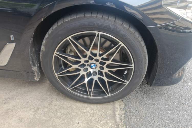 Used BMW 5 Series New Energy 2019 Updated Version 530Le Luxury Package Right Front Wheel Hub