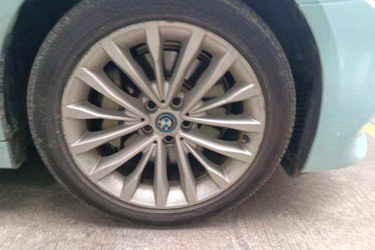 Used BMW 5 Series New Energy 2019 Updated Version 530Le Luxury Package Right Front Wheel Hub
