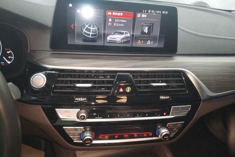 Used BMW 5 Series New Energy 2019 530Le Luxury Package Audio And AC Panel