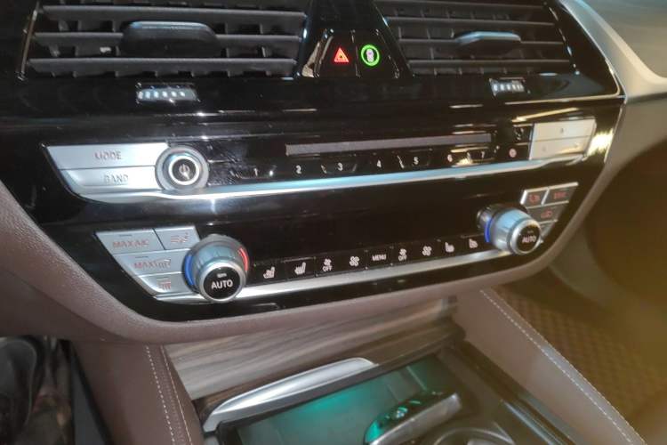 Used BMW 5 Series New Energy 2019 Updated 530Le Pioneer Edition Audio And AC Panel