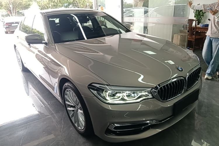 Used BMW 5 Series New Energy 2019 530Le Luxury Package Front Right 45 Deg