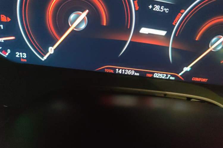 Used BMW 5 Series New Energy 2019 Updated Version 530Le Luxury Package Odometer Close Up