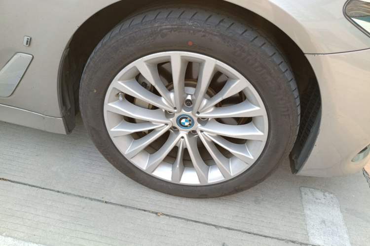 Used BMW 5 Series New Energy 2019 Updated Version 530Le Luxury Package Right Front Wheel Hub