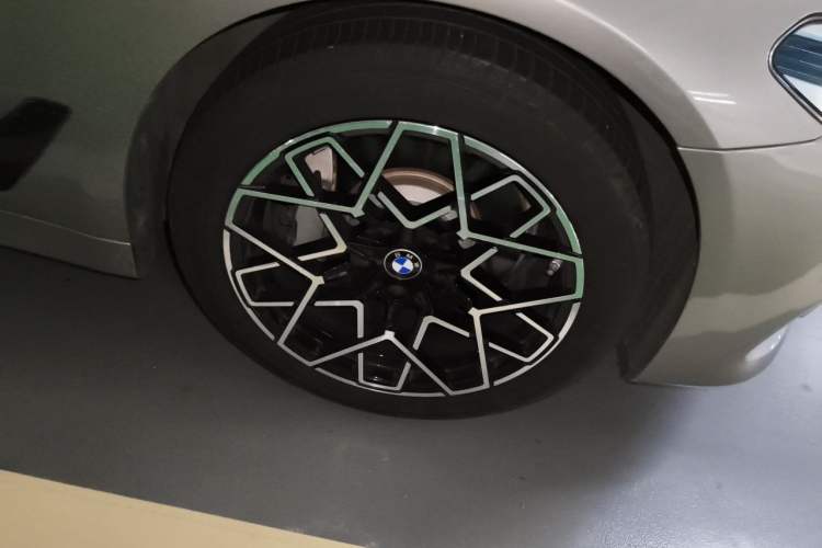 Used BMW 5 Series New Energy 2019 Updated Version 530Le Luxury Package Right Front Wheel Hub