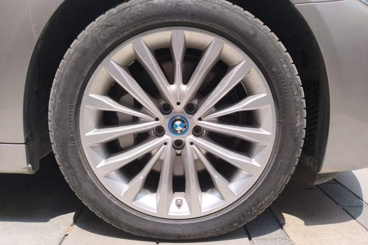 Used BMW 5 Series New Energy 2019 Updated Version 530Le Luxury Package Right Front Wheel Hub