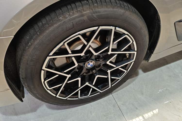 Used BMW 5 Series New Energy 2019 Updated Version 530Le Luxury Package Left Front Wheel Hub