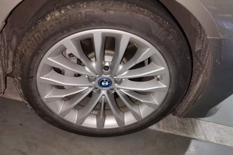 Used BMW 5 Series New Energy 2019 Updated Version 530Le Luxury Package Right Front Wheel Hub