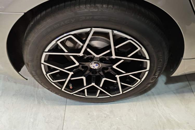 Used BMW 5 Series New Energy 2019 Updated Version 530Le Luxury Package Right Rear Wheel Hub