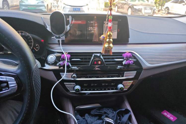 Used BMW 5 Series New Energy 2019 Updated 530Le Pioneer Edition Audio And AC Panel