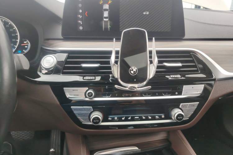 Used BMW 5 Series New Energy 2019 530Le Luxury Package Audio And AC Panel