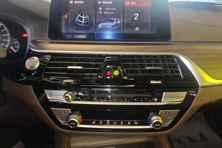 Used BMW 5 Series New Energy 2019 Updated Version 530Le Luxury Package Audio And AC Panel