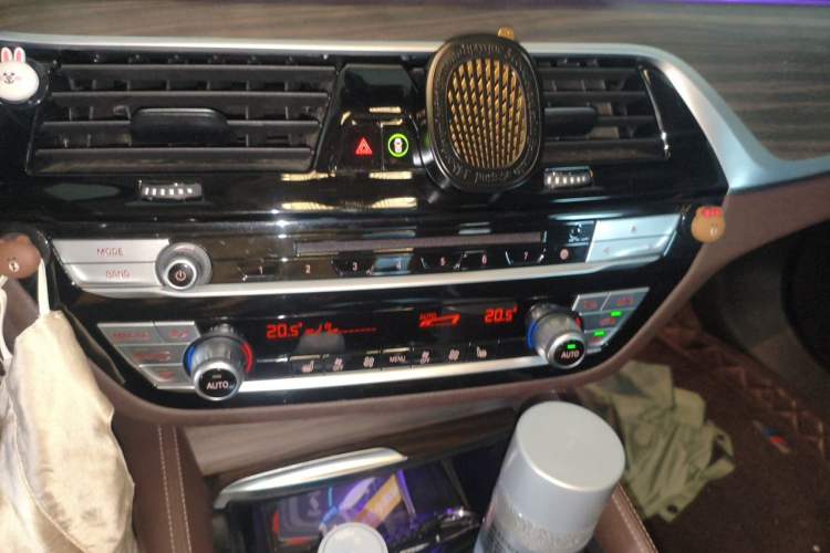 Used BMW 5 Series New Energy 2019 Updated Version 530Le Luxury Package Audio And AC Panel