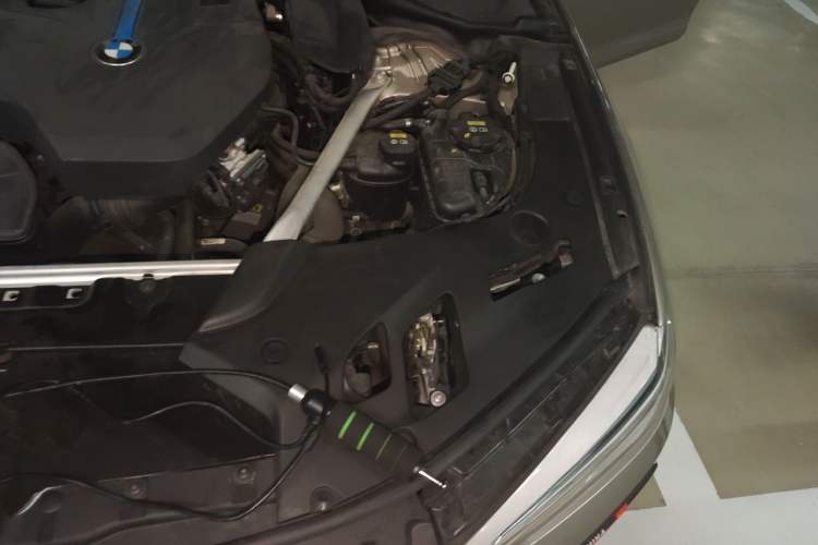 Used BMW 5 Series New Energy 2019 530Le Luxury Package Engine Bay Left