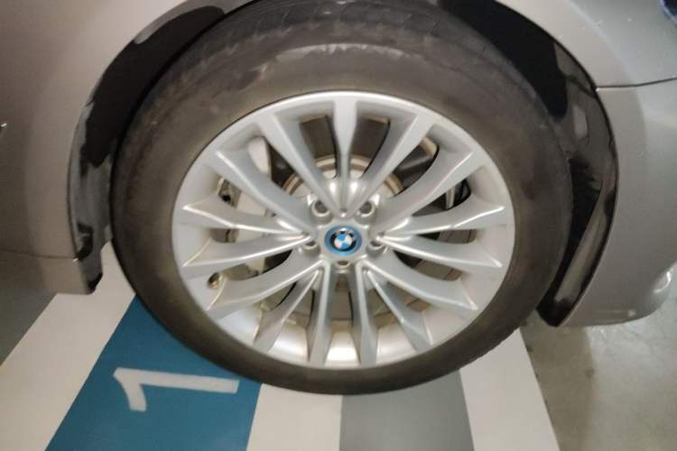 Used BMW 5 Series New Energy 2019 Updated Version 530Le Luxury Package Right Front Wheel Hub