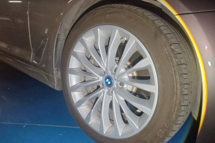 Used BMW 5 Series New Energy 2019 Updated Version 530Le Luxury Package Right Front Wheel Hub