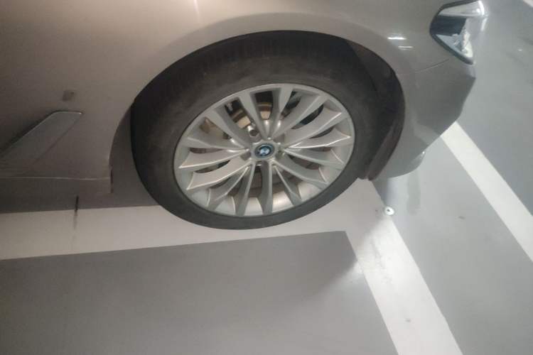 Used BMW 5 Series New Energy 2019 Updated Version 530Le Luxury Package Right Front Wheel Hub