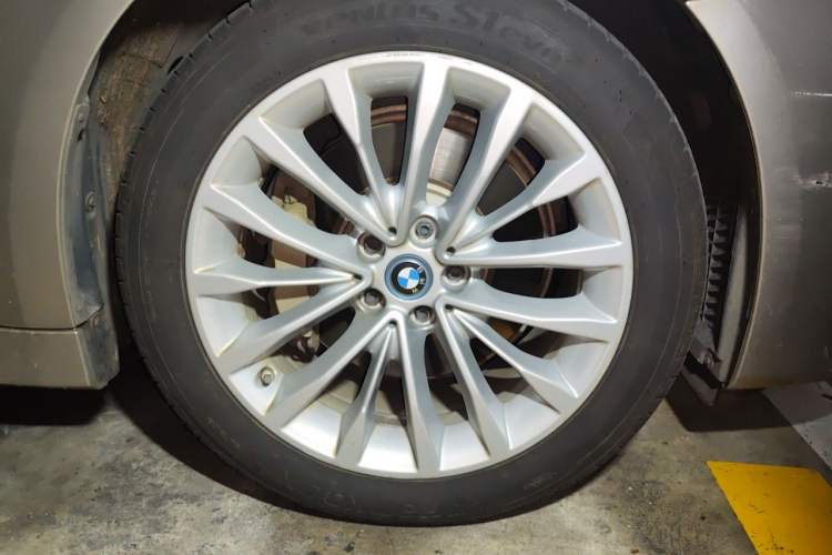 Used BMW 5 Series New Energy 2019 Updated Version 530Le Luxury Package Right Front Wheel Hub