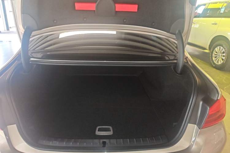 Used BMW 5 Series New Energy 2019 Updated Version 530Le Luxury Package Trunk