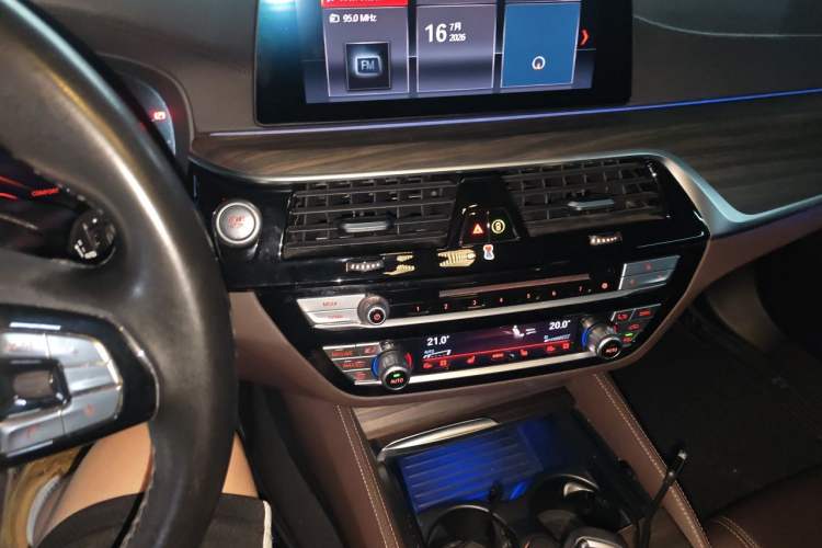 Used BMW 5 Series New Energy 2019 530Le Luxury Package Audio And AC Panel