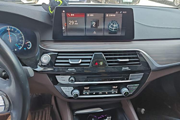 Used BMW 5 Series New Energy 2019 530Le Luxury Package Audio And AC Panel