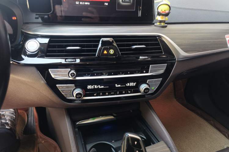 Used BMW 5 Series New Energy 2019 530Le Luxury Package Audio And AC Panel