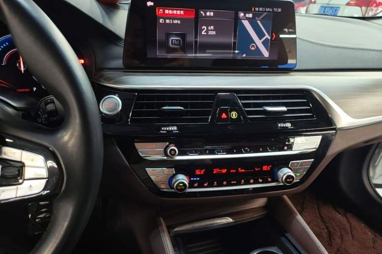 Used BMW 5 Series New Energy 2019 530Le Luxury Package Audio And AC Panel