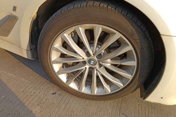 Used BMW 5 Series New Energy 2019 Updated Version 530Le Luxury Package Right Front Wheel Hub