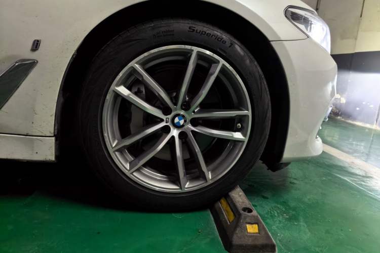 Used BMW 5 Series New Energy 2019 Updated Version 530Le Luxury Package Right Front Wheel Hub