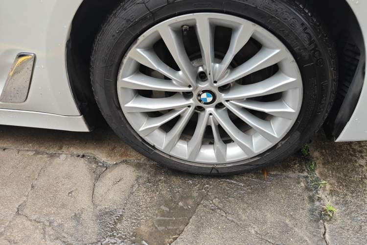 Used BMW 5 Series New Energy 2019 Updated Version 530Le Luxury Package Right Front Wheel Hub