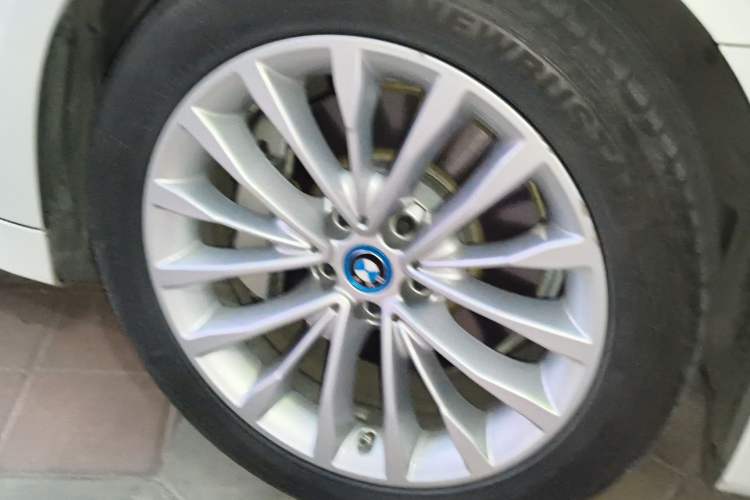 Used BMW 5 Series New Energy 2019 Updated Version 530Le Luxury Package Right Front Wheel Hub