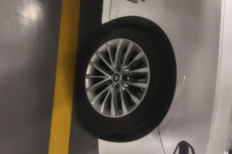 Used BMW 5 Series New Energy 2019 Updated Version 530Le Luxury Package Right Front Wheel Hub