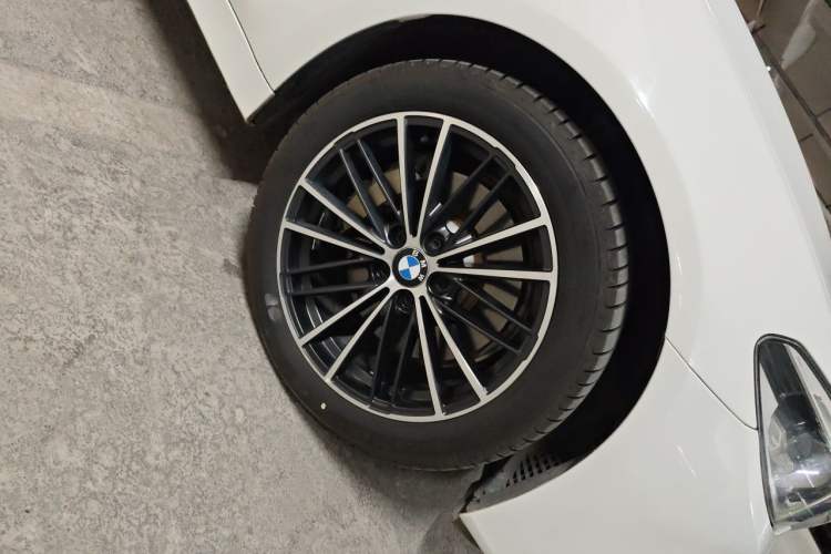 Used BMW 5 Series New Energy 2019 530Le Luxury Package Right Front Wheel Hub