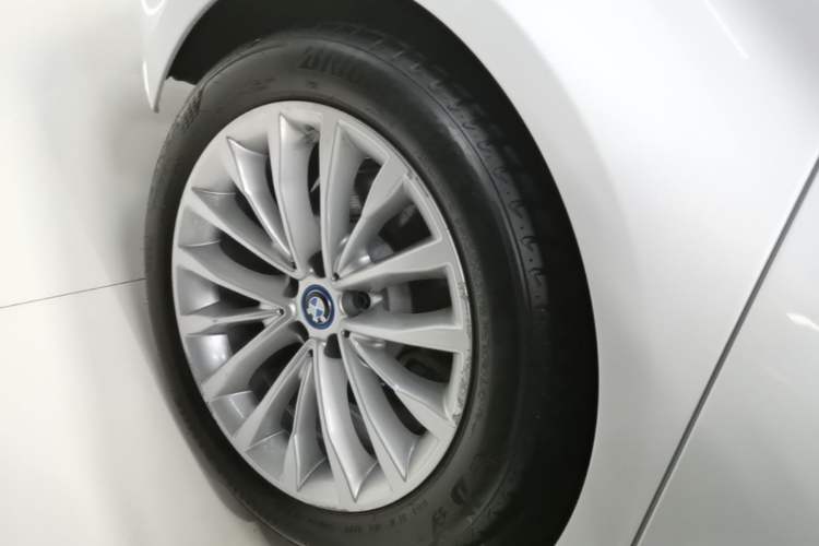 Used BMW 5 Series New Energy 2019 Updated 530Le Pioneer Edition Right Rear Wheel Hub