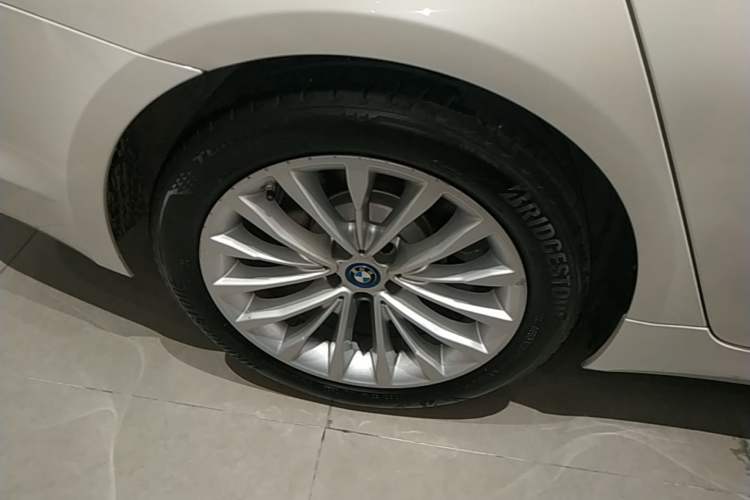 Used BMW 5 Series New Energy 2019 Updated Version 530Le Luxury Package Right Rear Wheel Hub