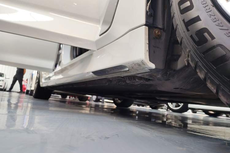 Used BMW 5 Series New Energy 2019 530Le Luxury Package Right Side Sill
