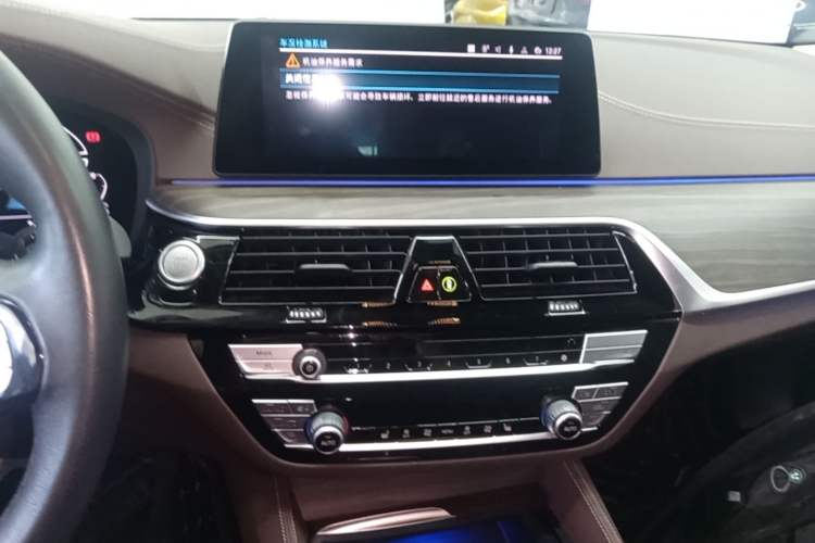 Used BMW 5 Series New Energy 2020 Mileage Upgrade Version 530Le Luxury Package Audio And AC Panel
