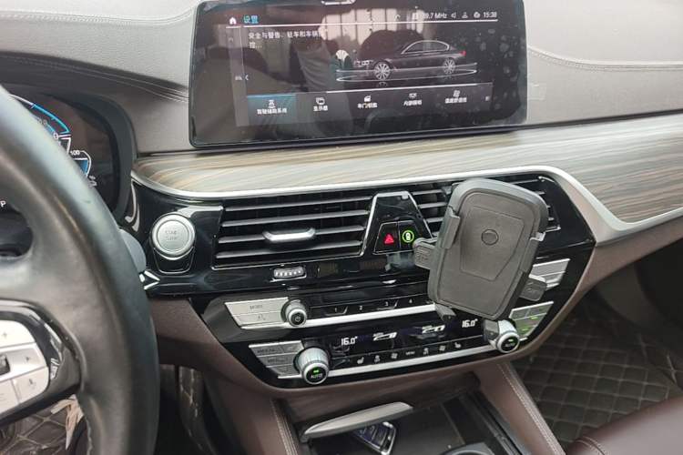 Used BMW 5 Series New Energy 2020 Mileage Upgrade Version 530Le Luxury Package Audio And AC Panel