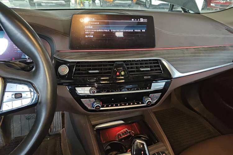 Used BMW 5 Series New Energy 2020 Mileage Upgrade Version 530Le Pioneer Edition Audio And AC Panel