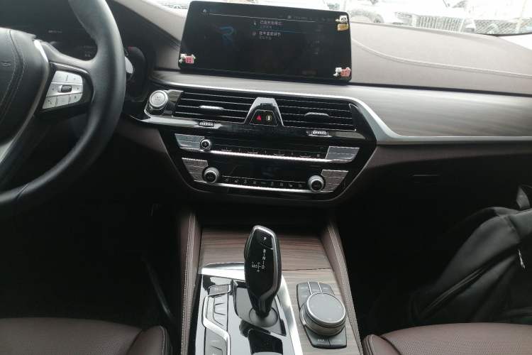 Used BMW 5 Series New Energy 2020 Mileage Upgrade Version 530Le Pioneer Edition Audio And AC Panel