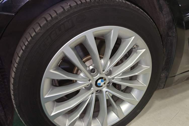 Used BMW 5 Series New Energy 2020 Mileage Upgrade Version 530Le Pioneer Edition Left Front Wheel Hub